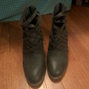 Mi Mi Urban Criss Cross Grey Booties size 9